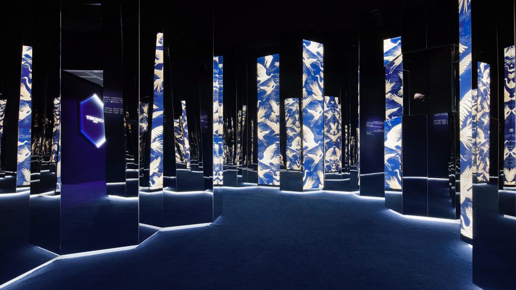 Chaumet exhibition with animated cranes across mirrored columns