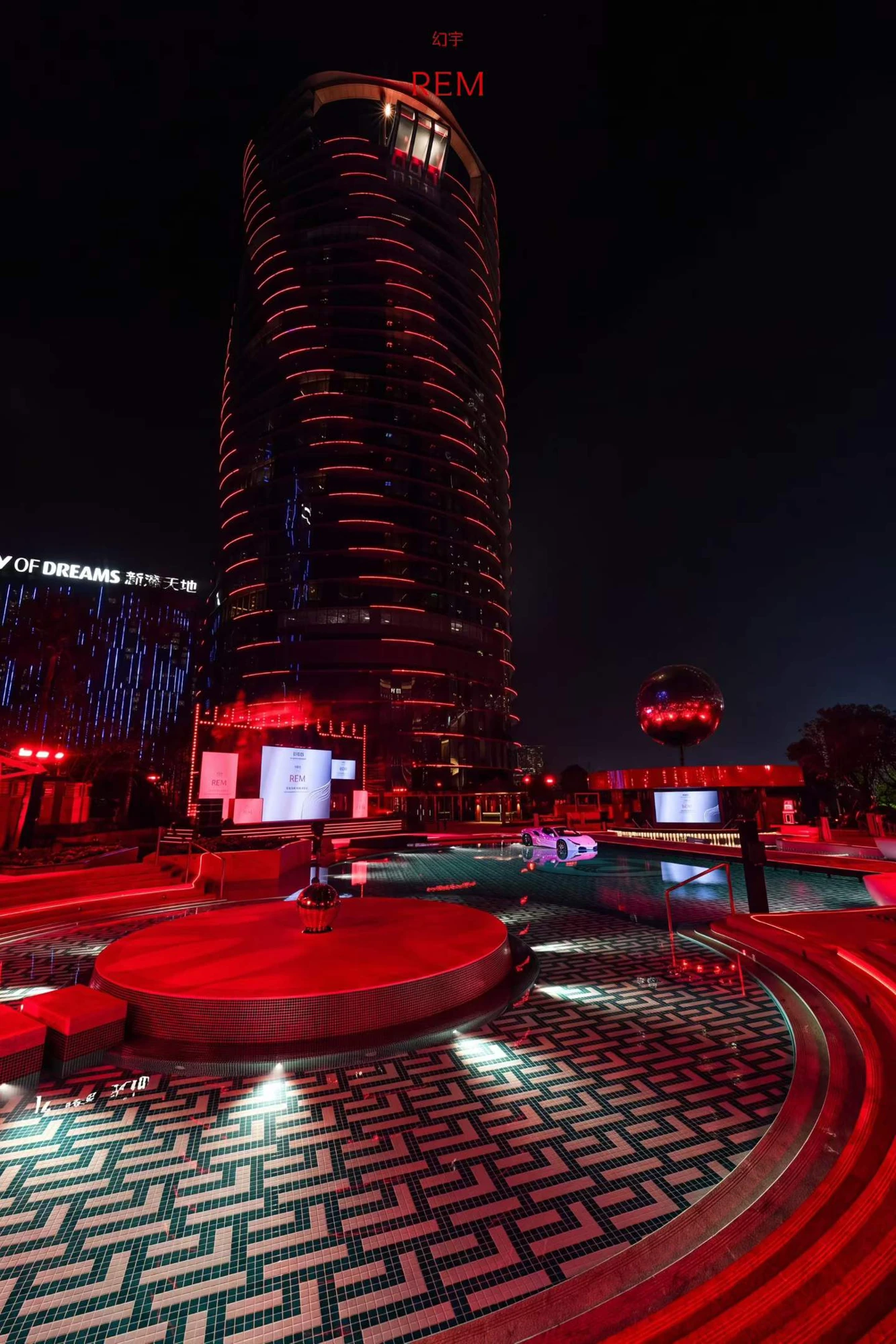 The realised poolside setting with circular seating, the stage and the mirrored disco ball